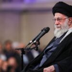 Θρίλερ με την τύχη του Χαμενεΐ ενώ μαίνεται η σύρραξη