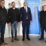 Επίσκεψη Σέρβου Πρέσβη στον τάφο και την οικία του Μίκη Θεοδωράκη στα Χανιά | φωτο
