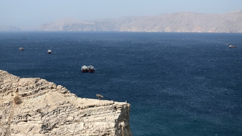 Η Τεχεράνη ανακοινώνει ότι επαναφέρει τον «αυστηρό έλεγχο» των Στενών του Ορμούζ