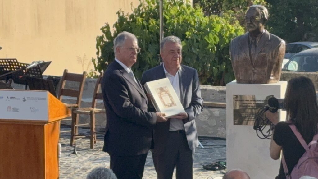 Χανιά: Τα αποκαλυπτήρια της προτομής του Νίκου Παπαδάκη στον Βάμο από τον Πρόεδρο της Δημοκρατίας | φωτο
