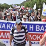 Χανιά: Εκατοντάδες διαδηλωτές στον Μουζουρά – Μπλόκο από τα ΜΑΤ έξω από τη βάση
