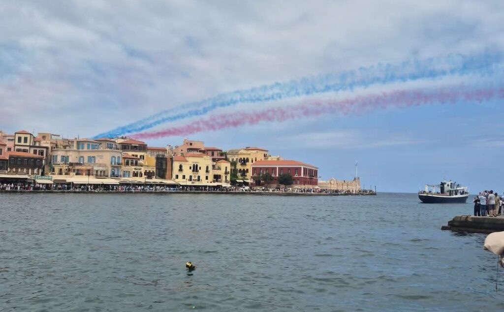Χανιά: Εντυπωσιακή επίδειξη από τα “Κόκκινα Βέλη” για τα 85 χρόνια από τη Μάχη της Κρήτης | φωτο