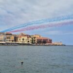 Χανιά: Εντυπωσιακή επίδειξη από τα “Κόκκινα Βέλη” για τα 85 χρόνια από τη Μάχη της Κρήτης | φωτο