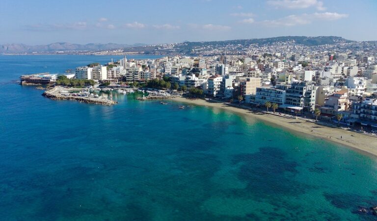 Νέα Χώρα: Επιτρέπεται ξανά η κολύμβηση – Παραμένει η απαγόρευση στις εκβολές του Κλαδισού