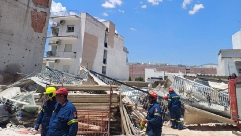 Kατάρρευση πολυκατοικίας στα Πετράλωνα | Αναφορές για 4 εγκλωβισμένους