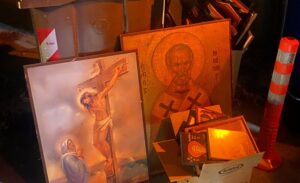 Χανιά: Απίστευτο! Πέταξαν θρησκευτικές εικόνες και βιβλία στα σκουπίδια (φώτο & video)