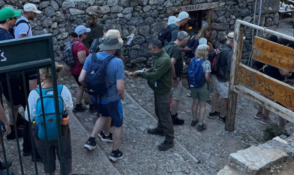 Χανιά: Διαμαρτυρία για το συχνό κλείσιμο του φαραγγιού Σαμαριάς – Περνούν δωρεάν τους επισκέπτες  | φωτο