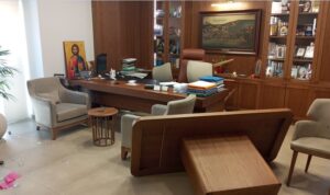Κρήτη: Άνδρας εισέβαλε σε γραφείο Δημάρχου και τα έκανε “γης Μαδιάμ” (φώτο)