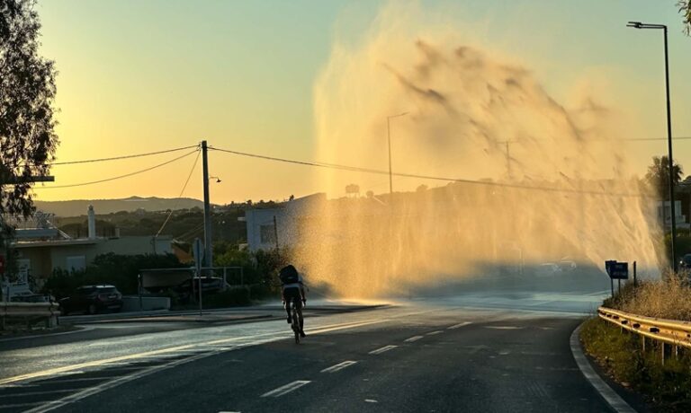 Χανιά: Έσπασε αγωγός νερού στο ύψος του κόμβου των Κουνουπιδιανών | φωτο
