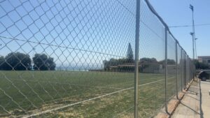 Αντικαταστάθηκε η περίφραξη στο γήπεδο ποδοσφαίρου της Αγίας Μαρίνας (φώτο)