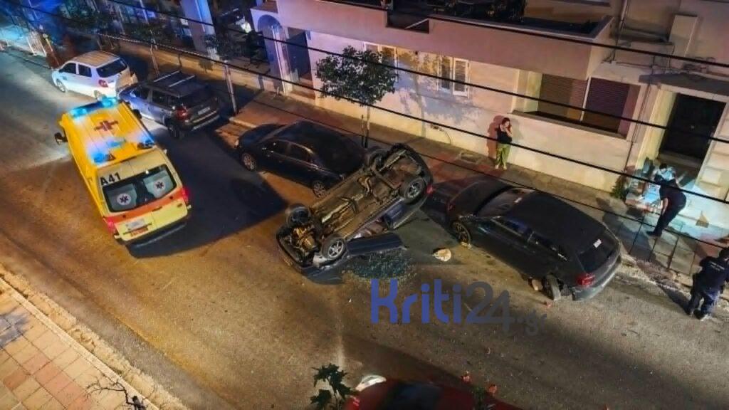 Χανιά: Ανατροπή ΙΧ μετά από σύγκρουση με ταξί και σταθμευμένα οχήματα | ΦΩΤΟ