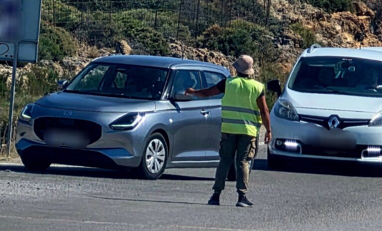 Χανιά: Καταγγελία για άγρα πελατών για στάθμευση στο Ελαφονήσι