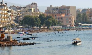 Χανιώτης έσωσε δύο λουόμενους από τα κύματα στη Νέα Χώρα