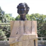 Η προτομή του Νίκου Ξυλούρη ξανά στη βάση της, μετά τον βανδαλισμό που υπέστη