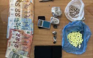 Κρήτη: Είχε στο σπίτι του ναρκωτικά και μαχαίρι (φώτο)