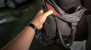 Κρήτη: Συνέλαβαν τσαντάκια |  Είχε κλέψει ανυποψίαστες γυναίκες