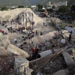 Αγωνιώδεις προσπάθειες για την ανεύρεση επιζώντων στα ερείπια κτιρίων που κατέρρευσαν – Οργή για την αντίδραση του κρατικού μηχανισμού