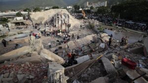 Αγωνιώδεις προσπάθειες για την ανεύρεση επιζώντων στα ερείπια κτιρίων που κατέρρευσαν – Οργή για την αντίδραση του κρατικού μηχανισμού
