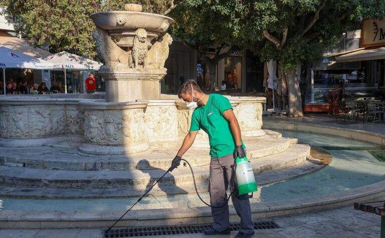 Συνεχίζεται με εντατικούς ρυθμούς η απεντόμωση και απολύμανση σχαρών και φρεατίων από τη ΔΕΥΑΗ