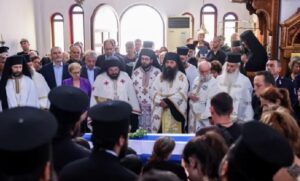 Ρέθυμνο: Βαθιά οδύνη στο τελευταίο «αντίο» στον 25χρονο πυροσβέστη (φωτο)