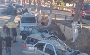 Κρήτη: Τρελή κούρσα αυτοκινήτου | “Προσγειώθηκε” πάνω σε τέσσερα σταθμευμένα ΙΧ (φώτο)