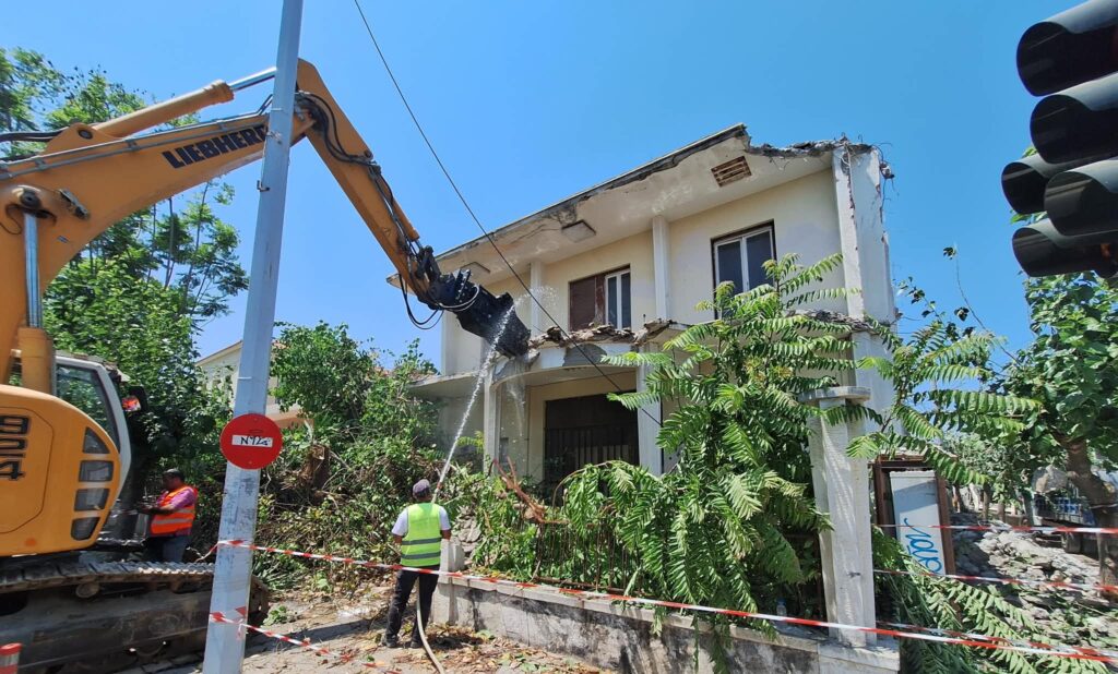 Χανιά: Ξεκίνησε η κατεδάφιση του παλιού ΙΚΑ | φωτο
