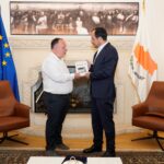 Το βιβλίο «Λαλώ σου τα: Εγίναμεν πρόσφυγες!» του Ματθαίου Φραντζεσκάκη παραδόθηκε στον Πρόεδρο της Κυπριακής Δημοκρατίας