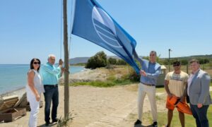Πρώτη Γαλάζια Σημαία της χρονιάς υψώθηκε στον Καβρό Αποκορώνου