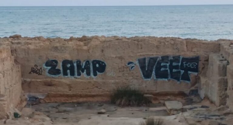 Χανιά: Βανδαλισμός graffiti στο προστατευόμενο από τις συλλογικότητες Ενετικό λατομείο στην Παχιά Άμμο