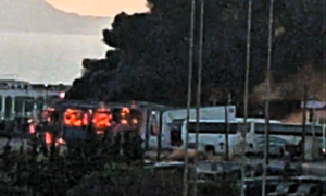 Φωτιά σε τουριστικό λεωφορείο στο αεροδρόμιο Ηρακλείου – Άμεση η επέμβαση της Πυροσβεστικής