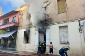 Πυρκαγιά σε εγκαταλελειμμένο κτίριο στο κέντρο των Χανίων | φωτο