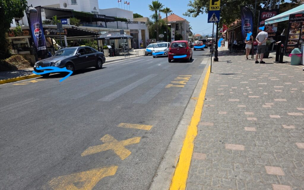 Πιάτσα ΤΑΞΙ σε διάβαση πεζών στην ΠΕΟ στον Πλατανιά