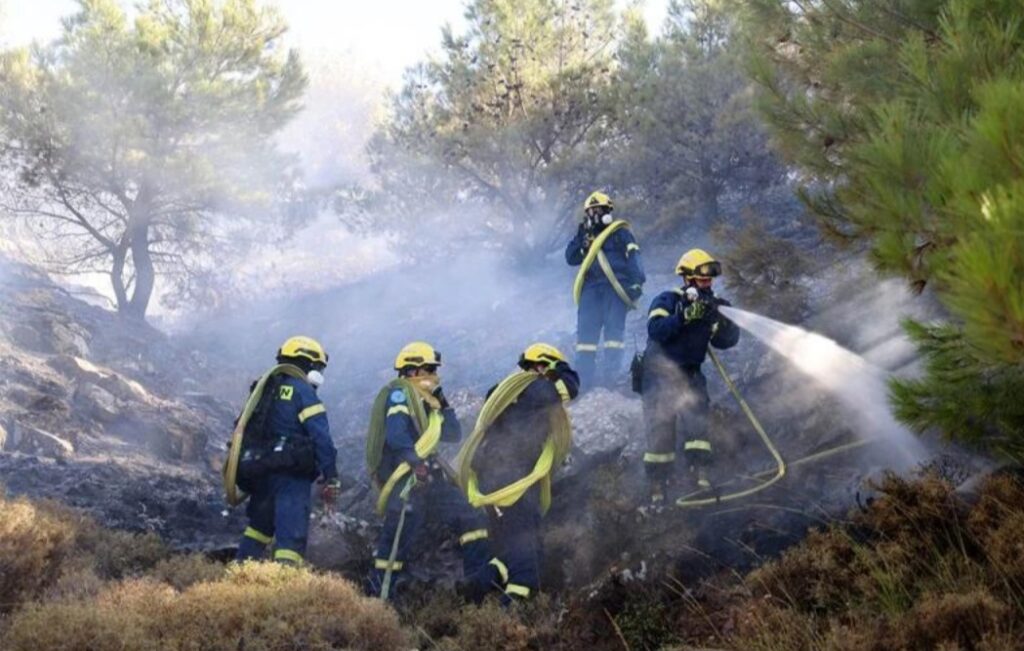 Κρήτη: Συνεχείς αναζοπυρώσεις – Μάχη χωρίς τέλος με τις φλόγες στο Ρέθυμνο | φωτο και video