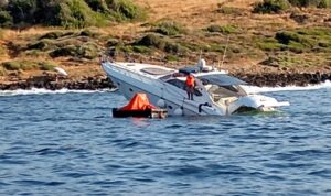 Χανιά: Σε αβαθή προσάραξε τουριστικό σκάφος στους Αγίους Αποστόλους | φωτο
