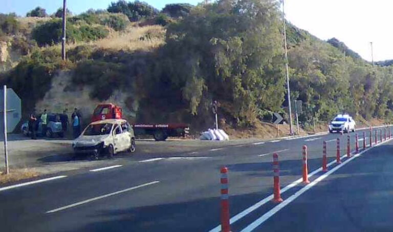 Ολοσχερής καταστροφή αυτοκινήτου από φωτιά στον ΒΟΑΚ
