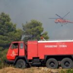 Βελτιωμένη η εικόνα της πυρκαγιάς στην Πάρο – Συνεχίζεται η μάχη με τις διάσπαρτες εστίες