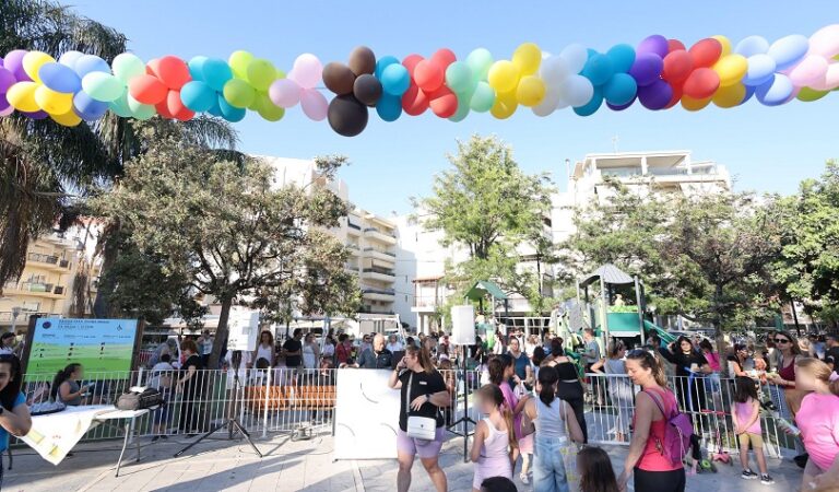 Παραδόθηκε σε χρήση η νέα παιδική χαρά στην πλατεία Νικαίας