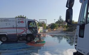 Σε εξέλιξη το πλύσιμο δρόμων, πλατειών και κοινόχρηστων χώρων στον Δήμο Ηρακλείου