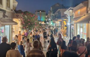 Χανιά: Η πόλη γιόρτασε τη 5η Λευκή Νύχτα – Μουσική, προσφορές και χιλιάδες κόσμου στο κέντρο | φωτο