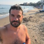 Νέα Χώρα: Κυριακάτικη βουτιά του δημάρχου Χανίων στα νερά της παραλίας