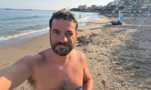 Νέα Χώρα: Κυριακάτικη βουτιά του δημάρχου Χανίων στα νερά της παραλίας