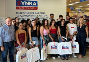 Έμπρακτη στήριξη στους νέους φοιτητές της οικογένειας   ΣΥΝ.ΚΑ με ένα laptop για το νέο τους ξεκίνημα