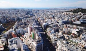 ΟΟΣΑ: Οι νέοι στην Ελλάδα φεύγουν από το πατρικό στα 31- Στη στέγη το 60% του εισοδήματος