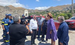 Η Ντόρα Μπακογιάννη στις πυρόπληκτες περιοχές του Ρεθύμνου (φώτο)