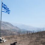 Κρήτη: Η ελληνική σημαία στο σημείο που άφησαν την τελευταία τους πνοή οι δύο πυροσβέστες (φώτο)