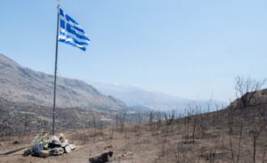Κρήτη: Η ελληνική σημαία στο σημείο που άφησαν την τελευταία τους πνοή οι δύο πυροσβέστες (φώτο)