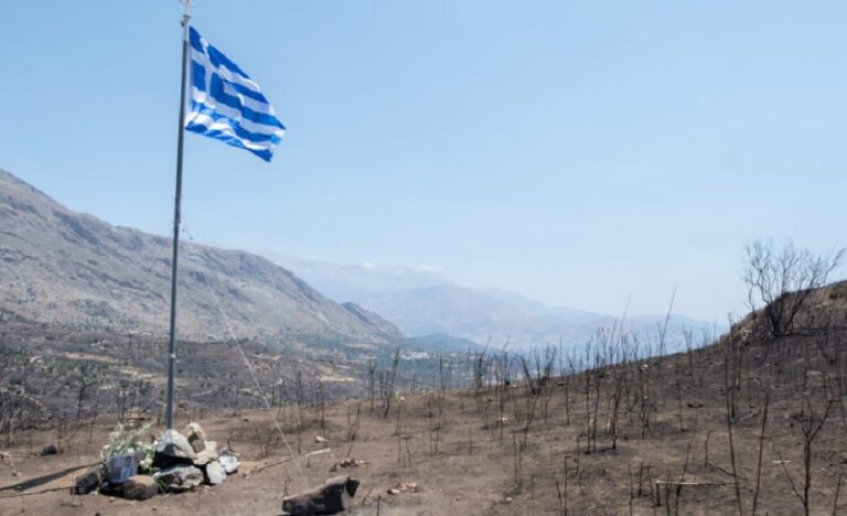Κρήτη: Η ελληνική σημαία στο σημείο που άφησαν την τελευταία τους πνοή οι δύο πυροσβέστες (φώτο)