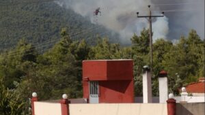 Μάχη με τα πύρινα μέτωπα στη Δυτική Αττική – Άρχισαν να επιχειρούν τα αεροσκάφη