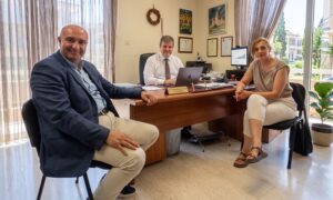 Επίσκεψη του Αντιπεριφερειάρχη Μιχάλη Σαρρή στις Διευθύνσεις Εκπαίδευσης Ρεθύμνου με επίκεντρο την πρόληψη και την ασφάλεια