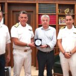 Τιμητική πλακέτα στον Περιφερειάρχη Κρήτης για τη στήριξη στο έργο του Λιμενικού Σώματος στο νησί